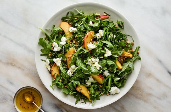 Salad with arugula and cheese