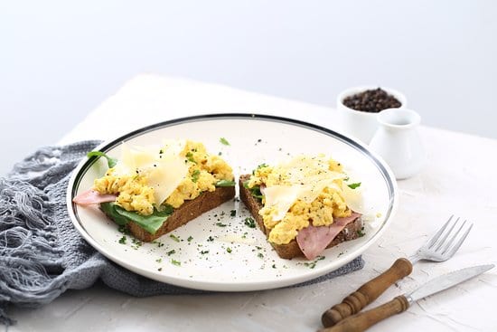 Scrambled eggs in black bread