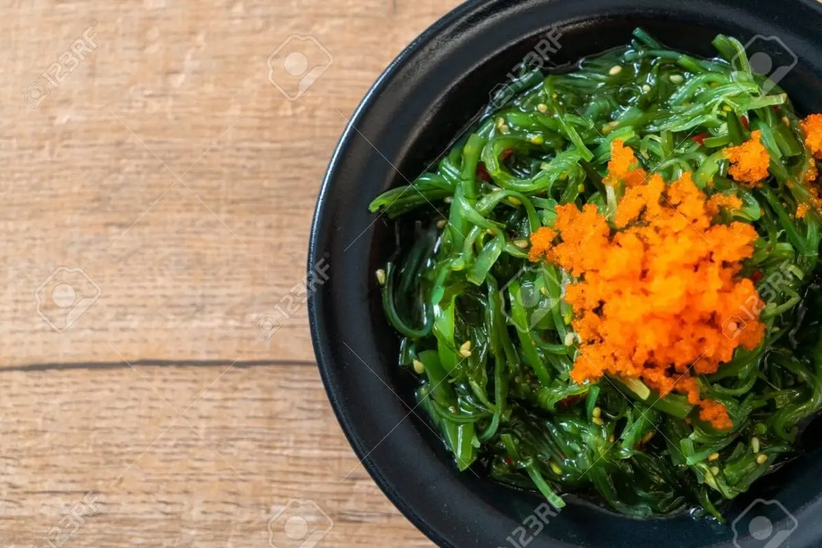 Seaweed salad with egg