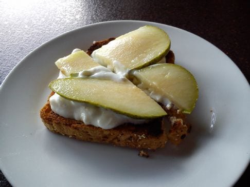 Toast with cottage cheese and pear