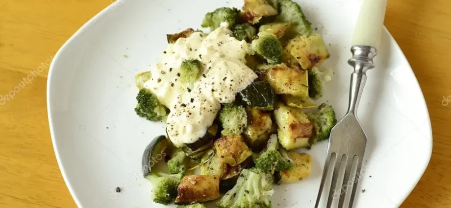 Zucchini baked with broccoli and sour cream