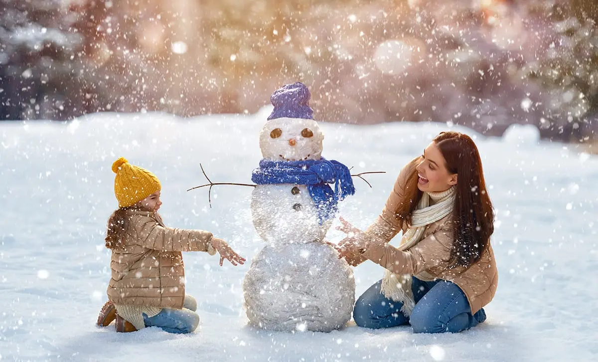 Snow art: making a snowman with the whole family