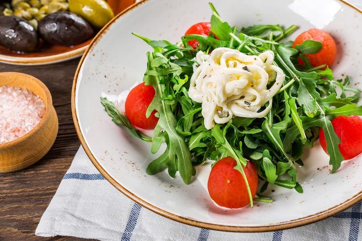 Reasons why it is necessary to include arugula in the diet
