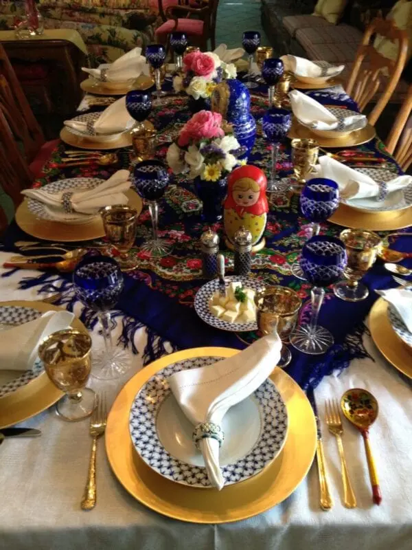 Russian motifs: creating the perfect New Year&#8217;s table setting