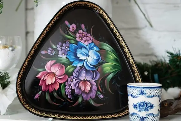 Russian style: zhostovskaya painting in a modern interior
