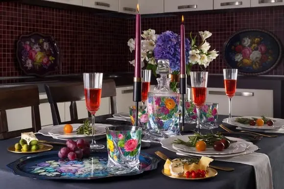 Russian style: zhostovskaya painting in a modern interior