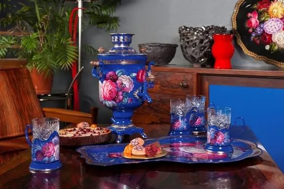 Russian style: zhostovskaya painting in a modern interior