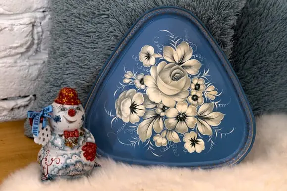 Russian style: zhostovskaya painting in a modern interior