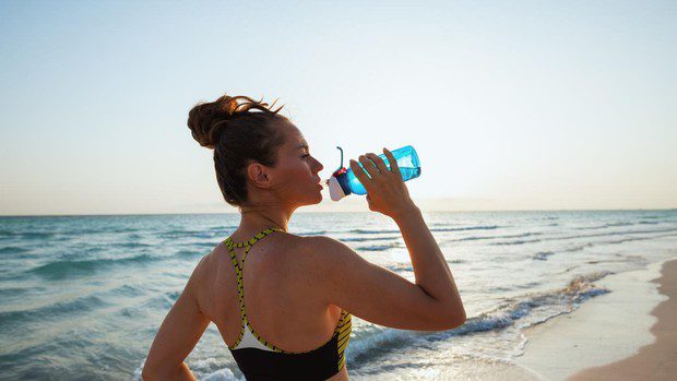 15 minutes of quick and effective exercises to get fit on the beach