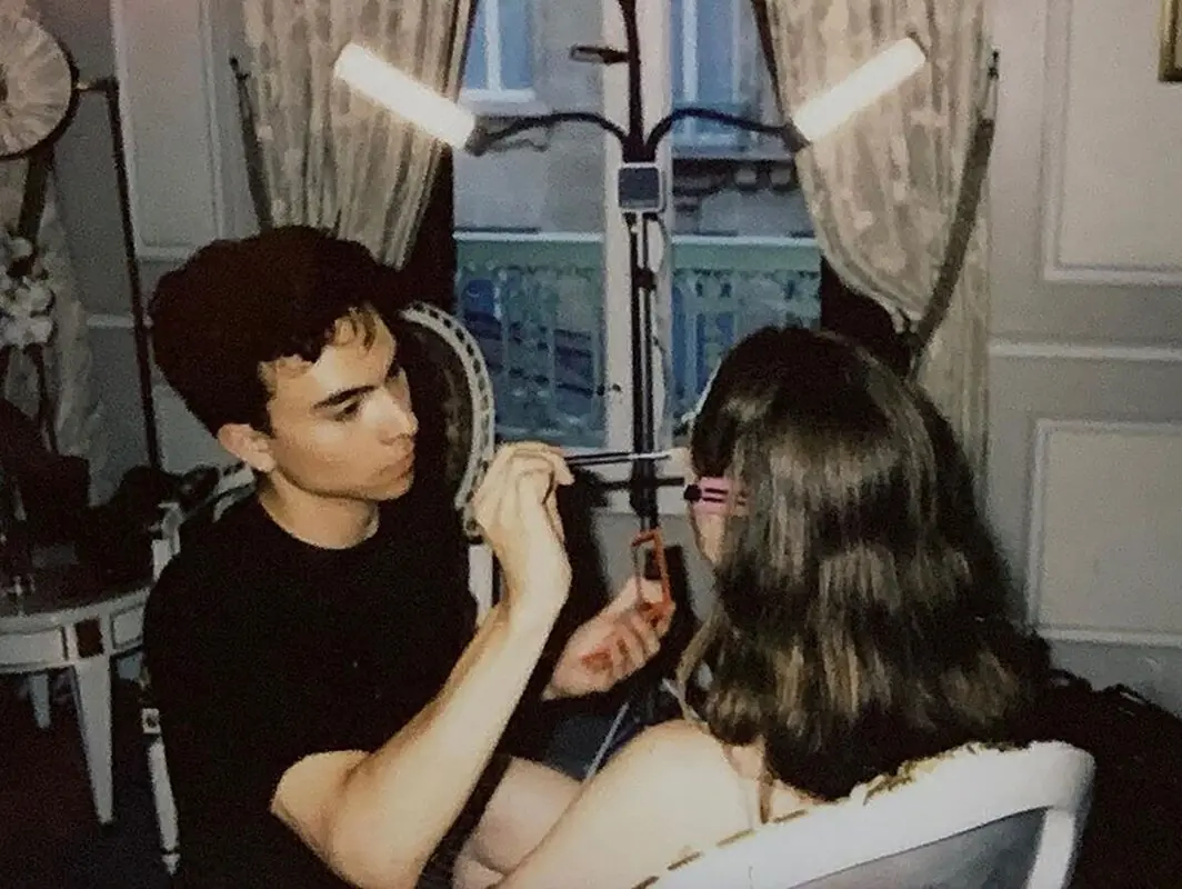 19-year-old makeup artist makes New Year&#8217;s drawings in front of his eyes