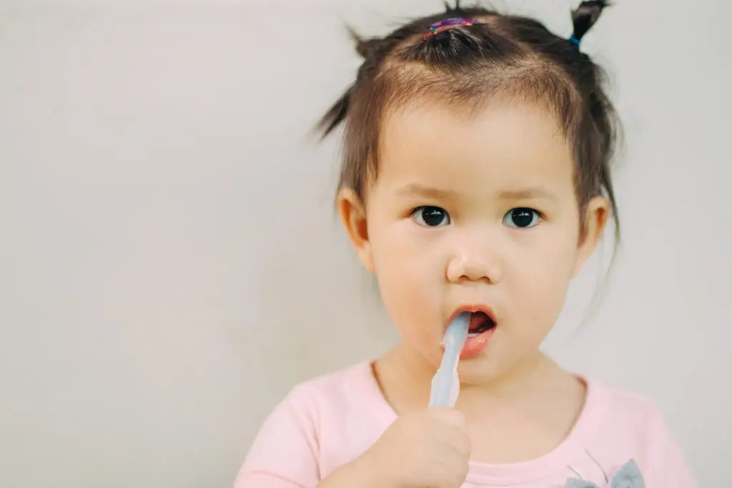 5 common mistakes moms make in caring for baby teeth