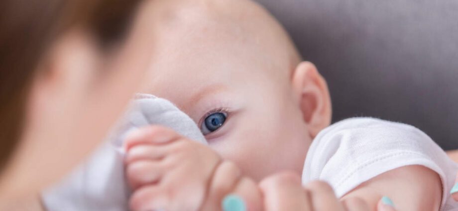 5 signs you&#8217;re feeding your baby the wrong way