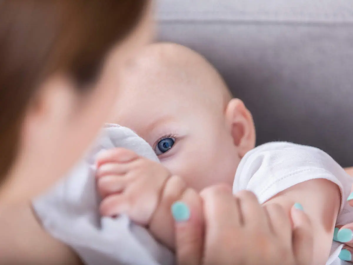 5 signs you&#8217;re feeding your baby the wrong way