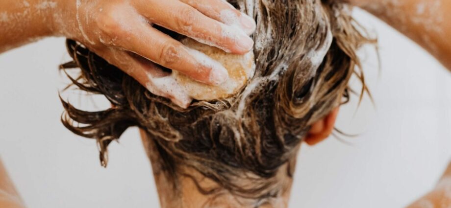 5 tips to space out your shampoos without having dirty hair