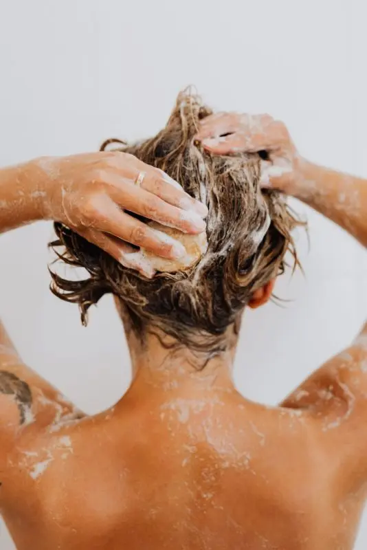 5 tips to space out your shampoos without having dirty hair