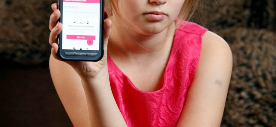 9-year-old girl hacked dad&#8217;s iPhone and bought tickets to Disneyland