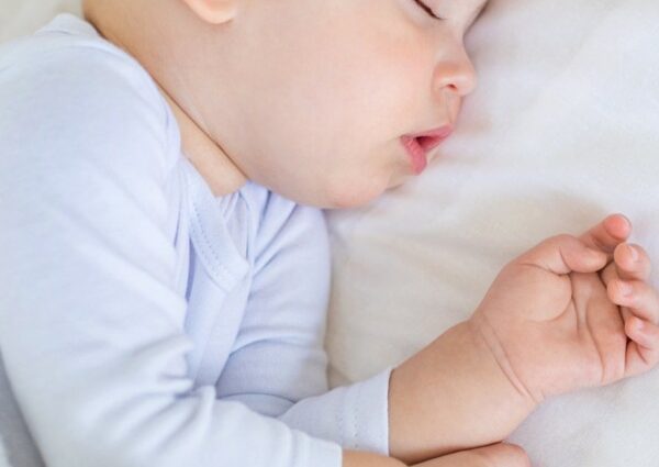 A baby sleeps for 30 minutes in the afternoon: what to do, wakes up