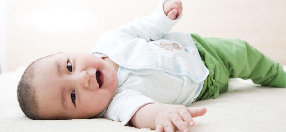 A child at 5 months does not roll over from back to stomach, why, what to do