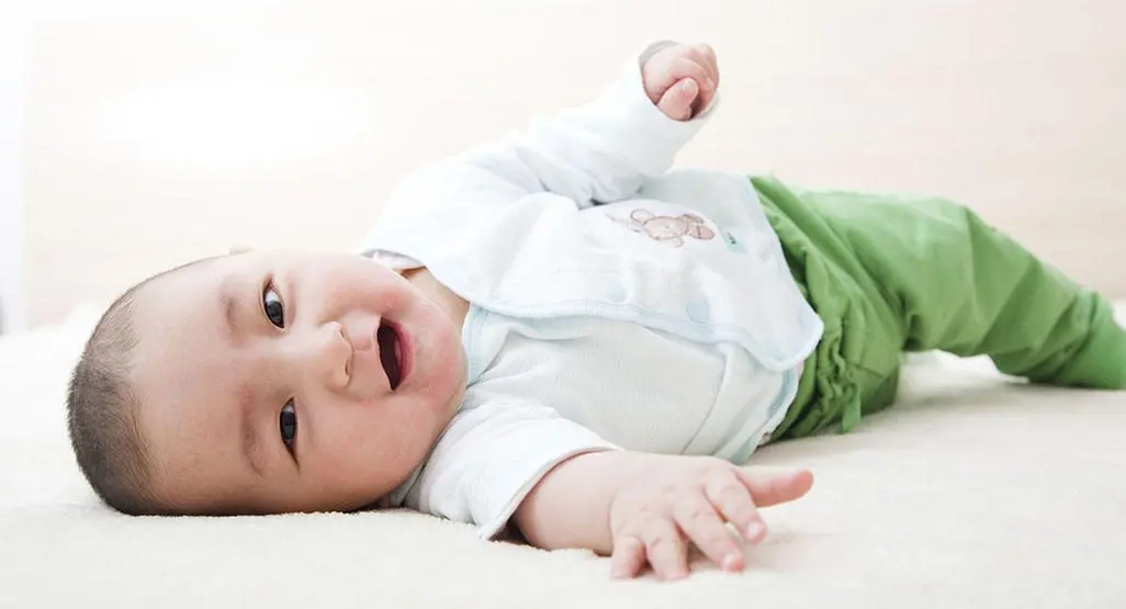 A child at 5 months does not roll over from back to stomach, why, what to do