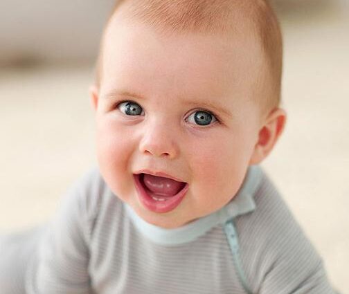 A child at 8 months has no teeth: how many should be, reasons for what to do