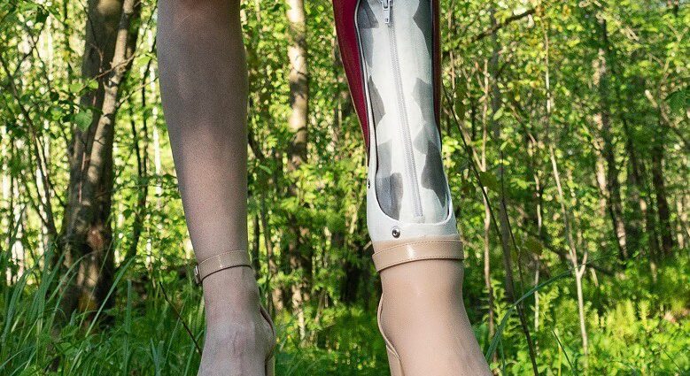 A girl born without a foot will take to the podium wearing a special prosthesis with 12 cm heels