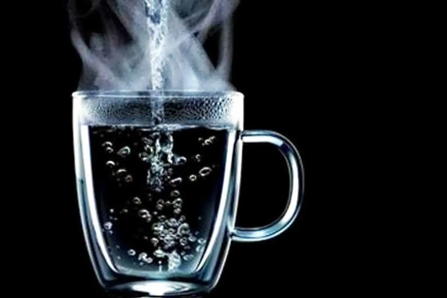 A glass of hot water on an empty stomach in the morning, benefits