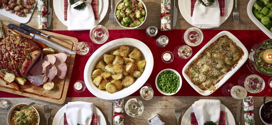 A quick dinner: a festive table. Video recipe