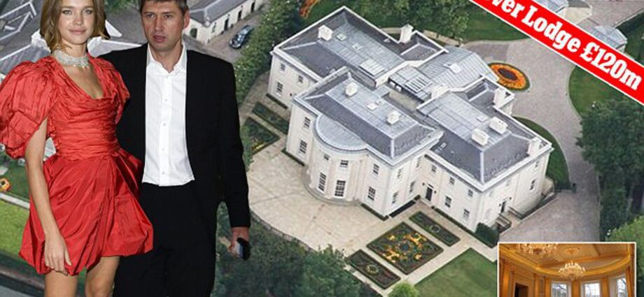 A rich man from Russia bought a palace in England for 2 billion: a photo of a mansion