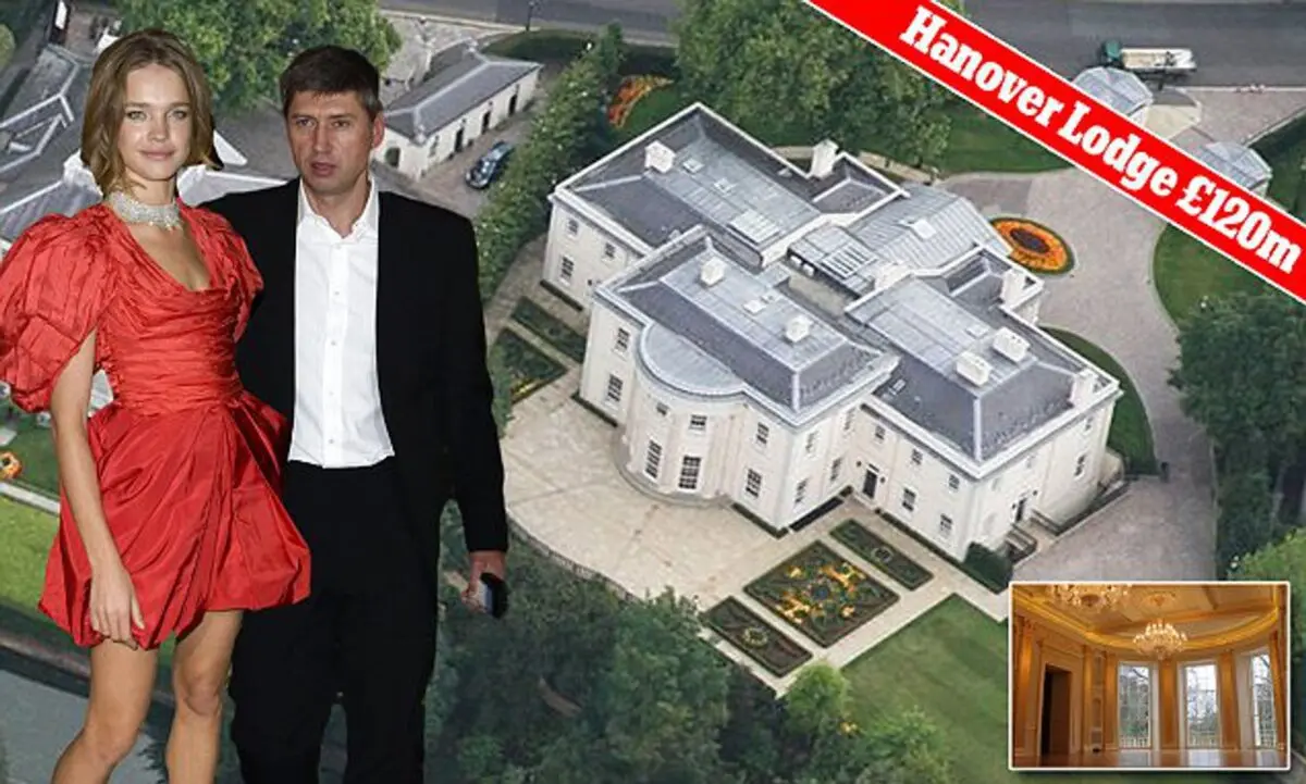 A rich man from Russia bought a palace in England for 2 billion: a photo of a mansion