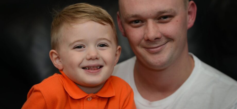'N Driejarige kleuter het sy pa uit 'n diabetiese koma gebring deur hom met geweld jogurt te voer