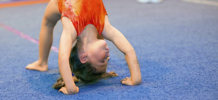 Akrobatikk for barn: sport, fordeler og ulemper