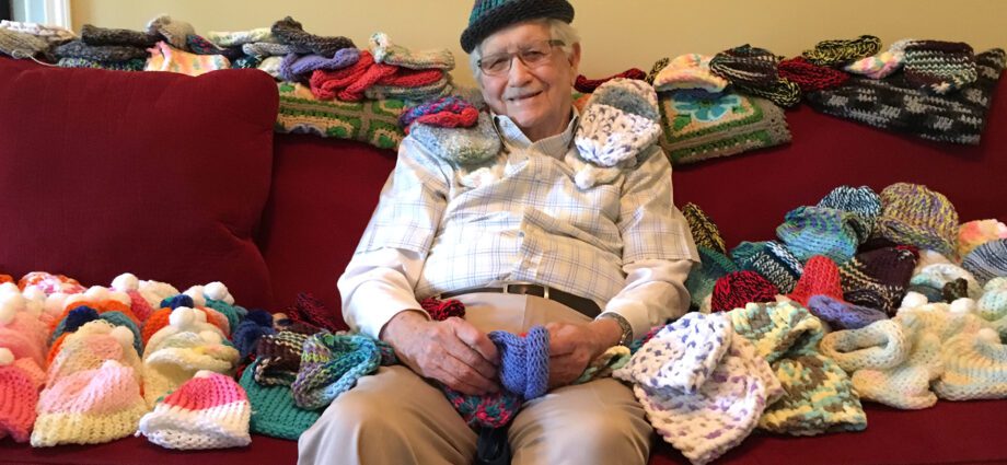 अमेरिकी दादाजी सैकड़ों समय से पहले बच्चों के लिए टोपी बुनते हैं