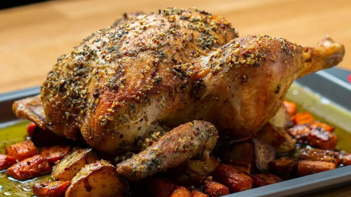 Appetizing whole chicken: recipe. Video