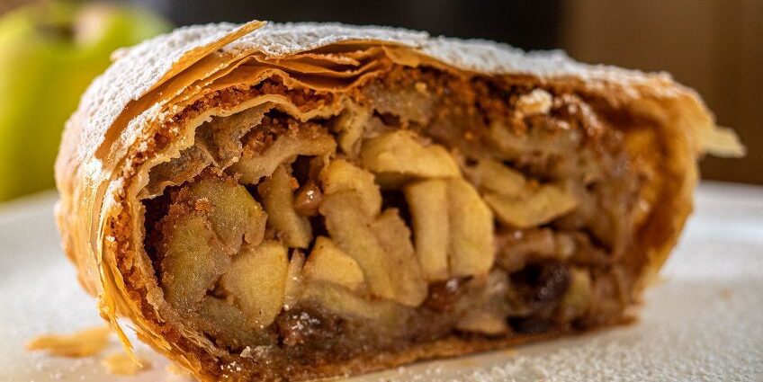 Apple strudel: homemade recipes. Video