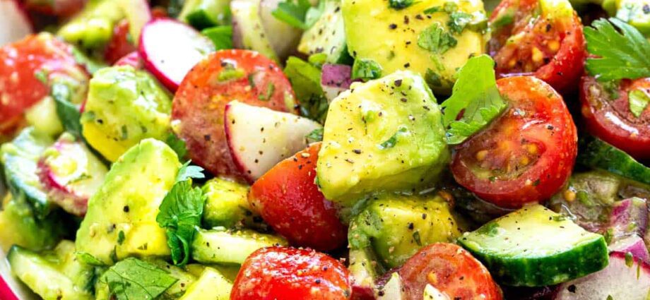 Avocado and tomato salad: a noble classic. Video recipe