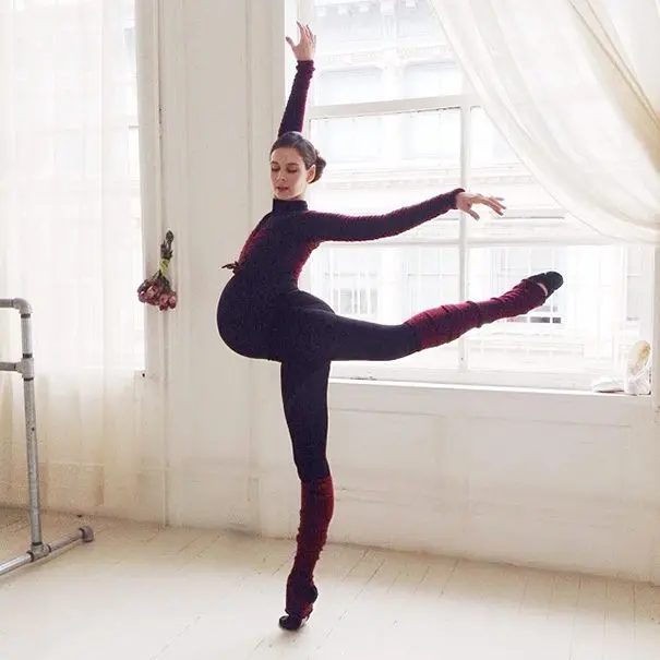 Ballerina dancing on the ninth month of pregnancy &#8211; photo