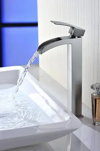 Bath faucets with spout: free fall