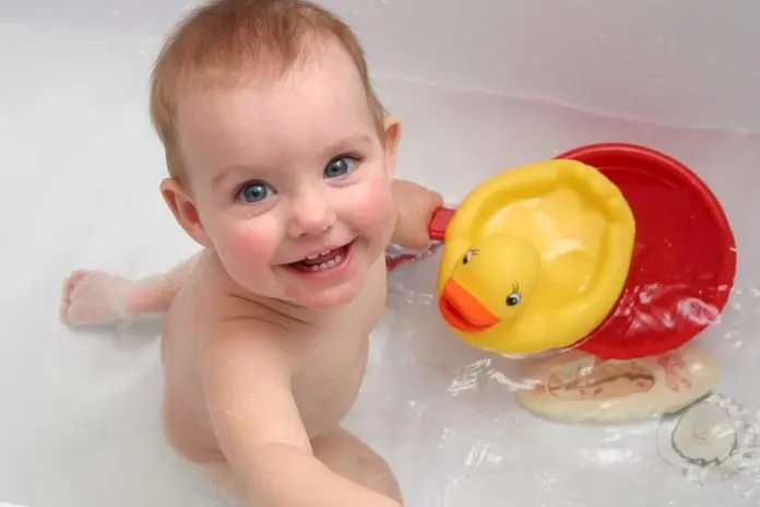 Bath with potassium permanganate for baby. Video