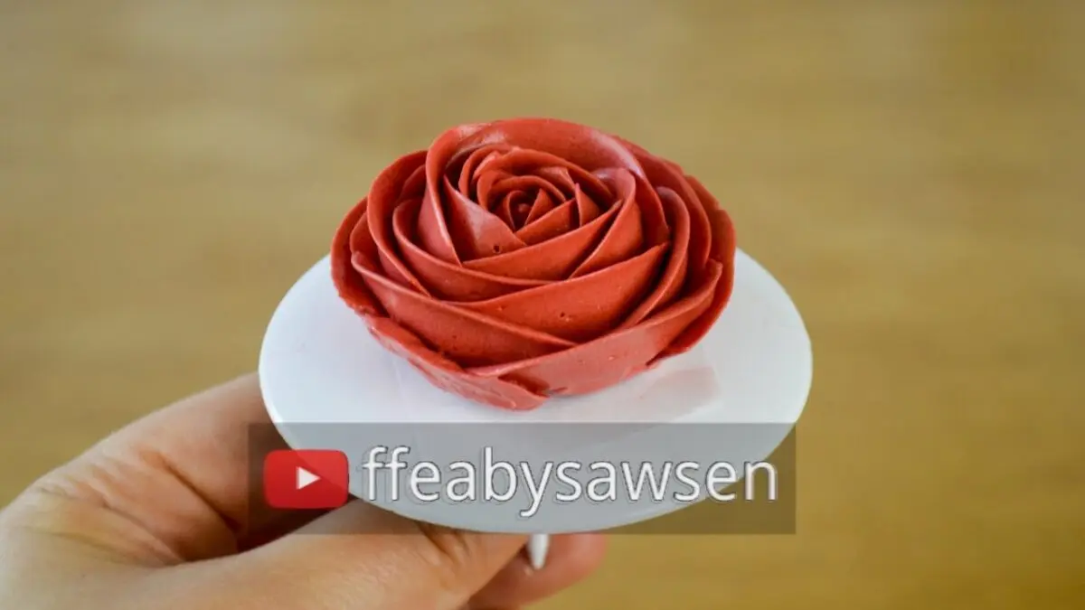 Beautiful roses from cream. Video tutorial