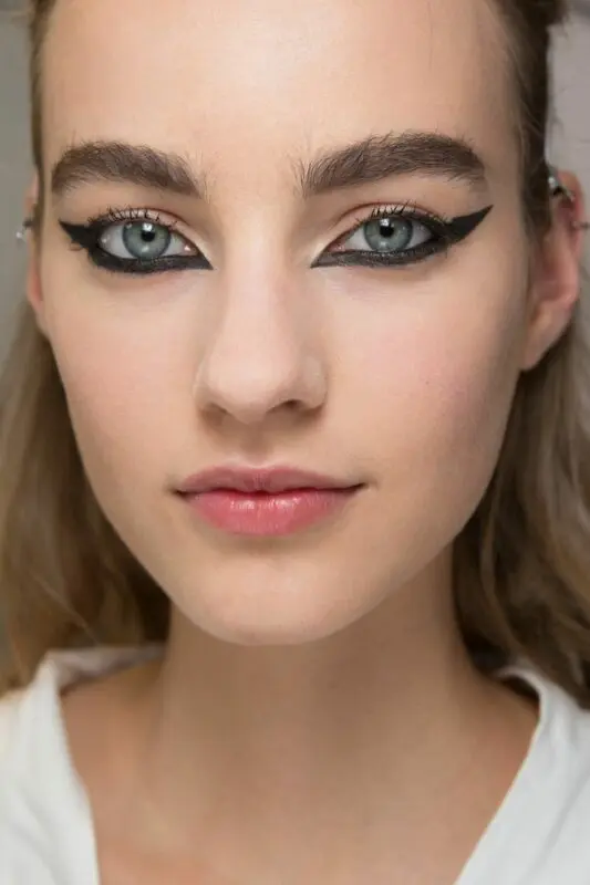 Beauty trend: colored arrows at the Dior show