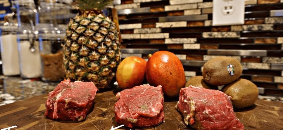 Beef with pineapple: like in the tropics. Video