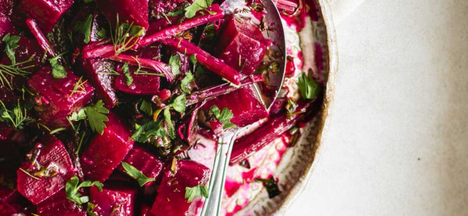 Beetroot salad with garlic: simplicity in the details. Video