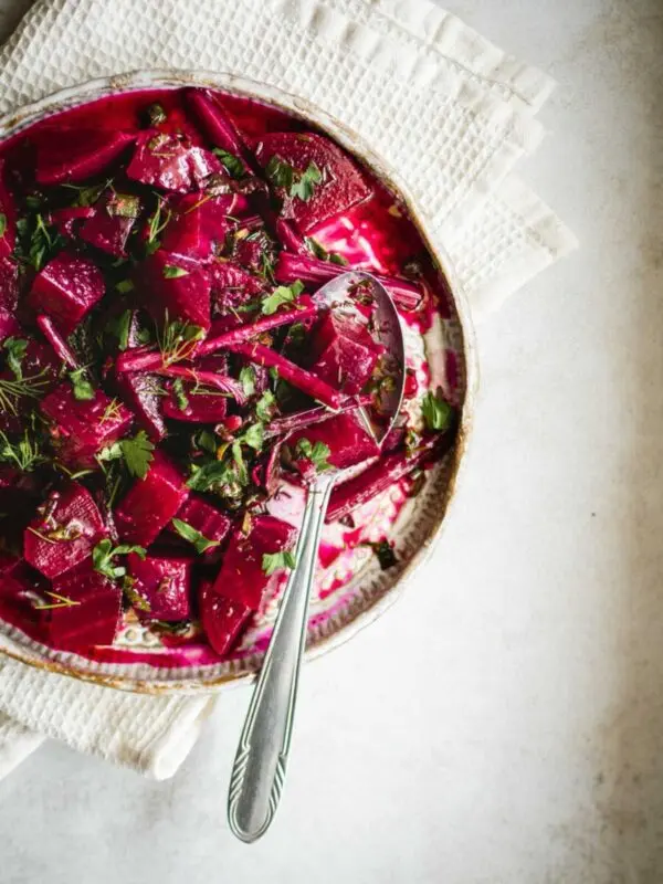 Beetroot salad with garlic: simplicity in the details. Video