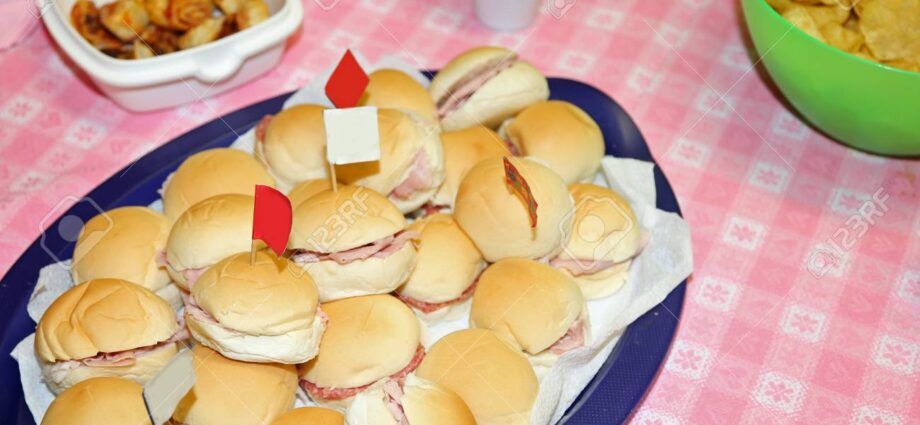 Сендвичи за роденден за деца: на маса