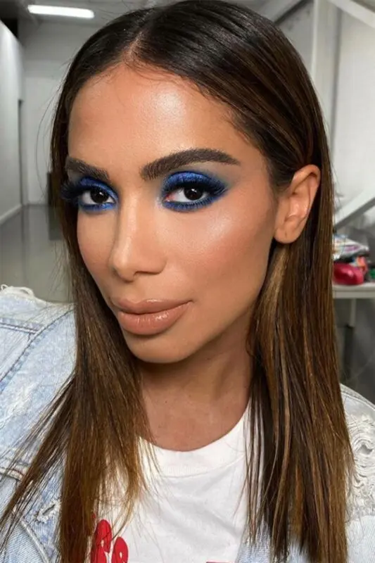 Blue eyeshadows and other trends from the past that are popular now