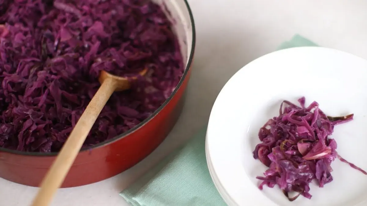 Braised cabbage: beneficial properties. Video recipe