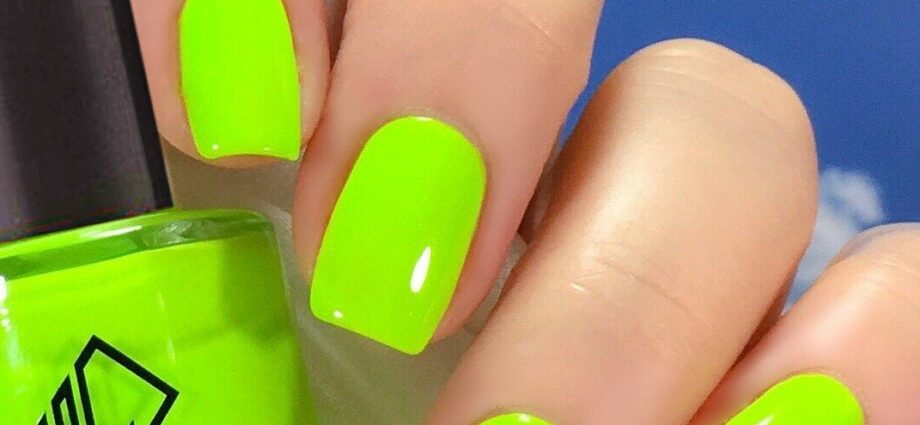 Bright nail polishes with effects