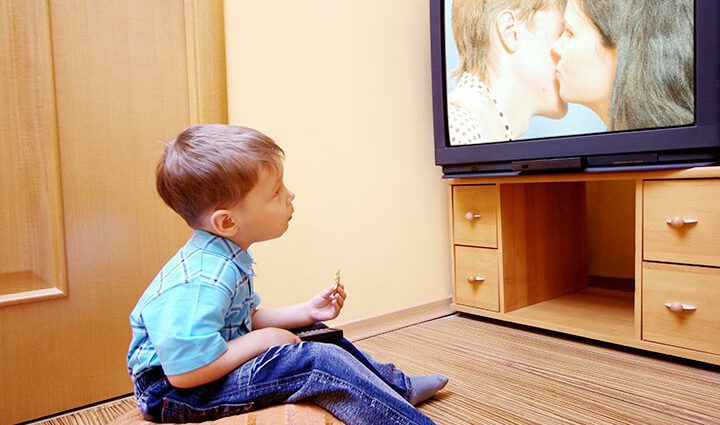 Μπορεί ένα παιδί να παρακολουθήσει τηλεόραση: βλάβη και συνέπειες
