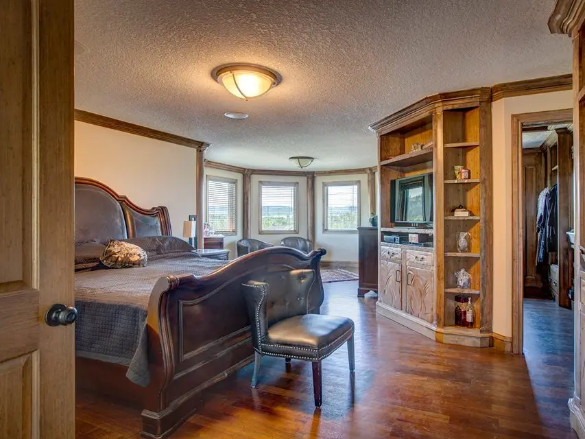Canadian sells three-story mansion for an essay