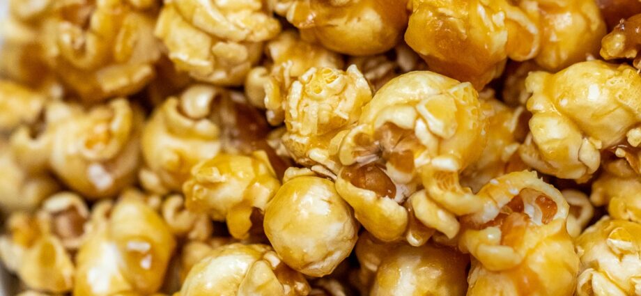 Caramel popcorn: recipe and video